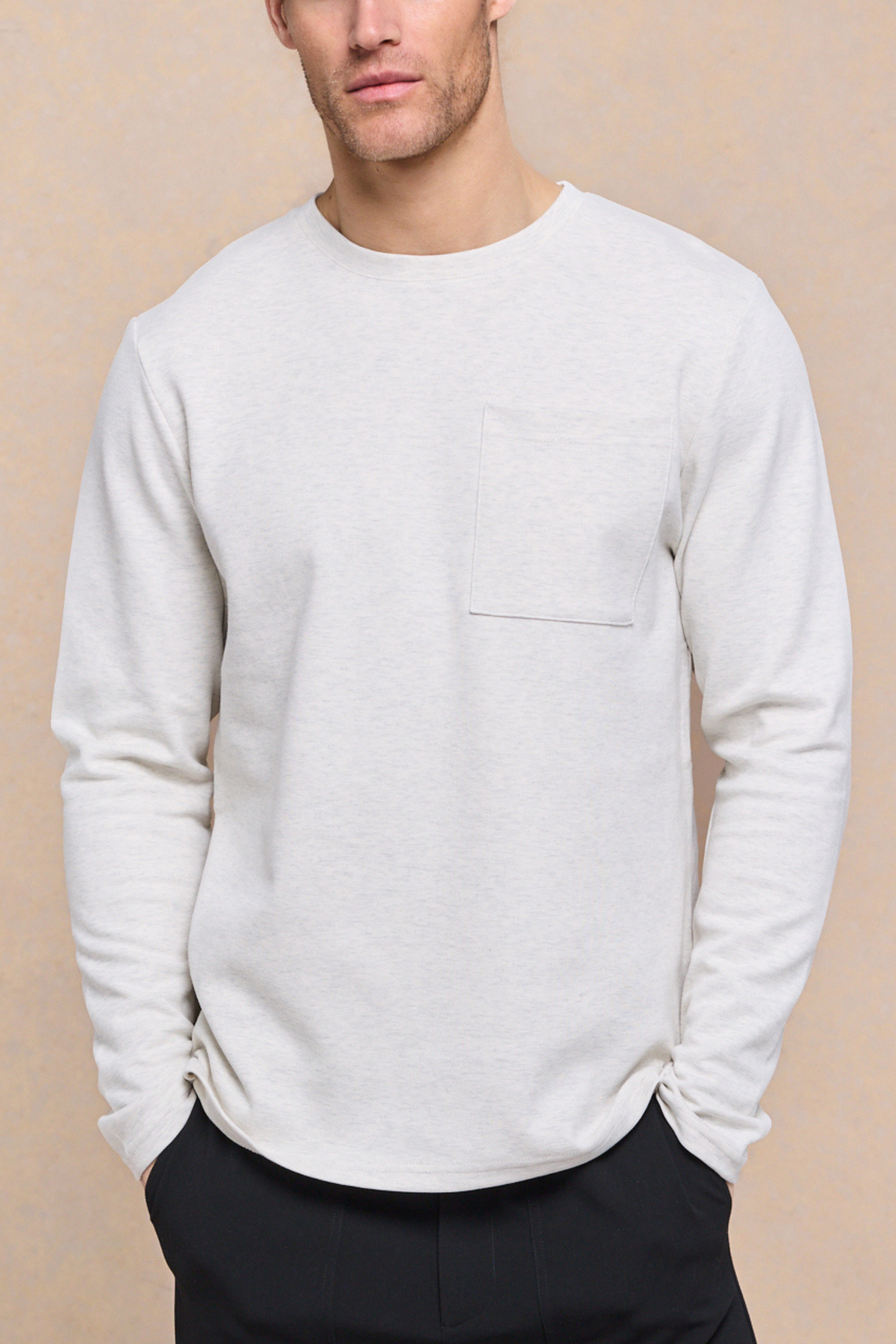 Tyler Langarm-T-Shirt mit Tasche – Steinmeliert